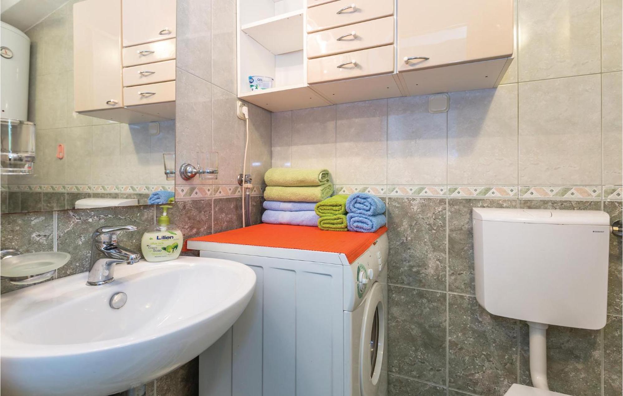 Awesome Apartment In Makarska With Kitchen Exterior foto